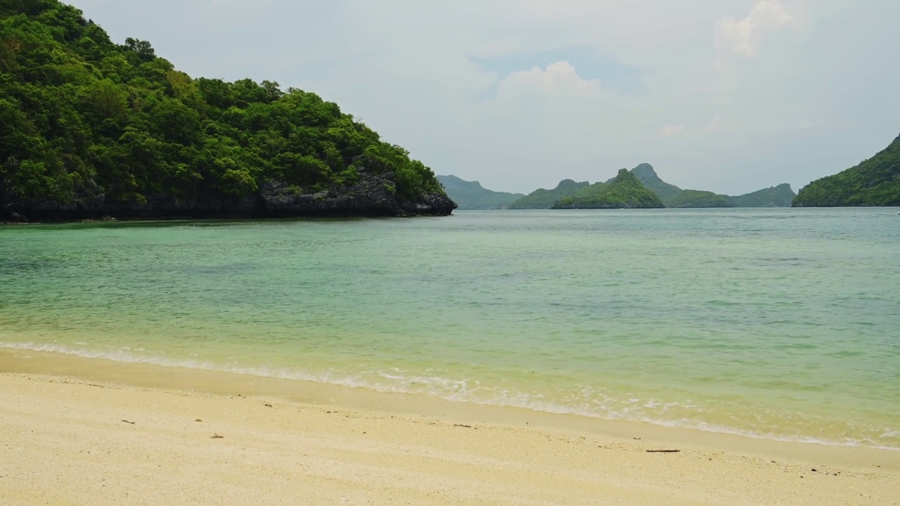 泰国美丽的热带海滩，白沙和绿松石海水风景在热带岛屿天堂昂通国家海洋公园，泰国，东南亚视频素材