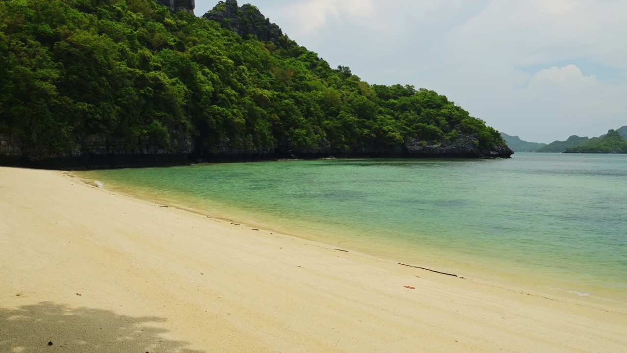 泰国美丽的热带海滩，热带岛屿上的白沙和绿松石海水风景，安静，偏远和荒芜的海滩昂通国家海洋公园视频素材