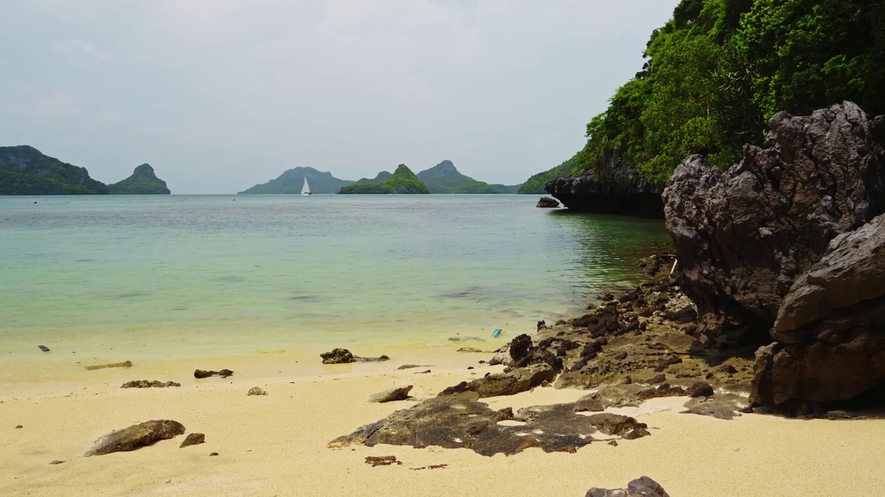 泰国美丽的海滩，热带岛屿的沙滩，热带天堂景观和昂通国家海洋公园的风景，泰国，东南亚视频素材