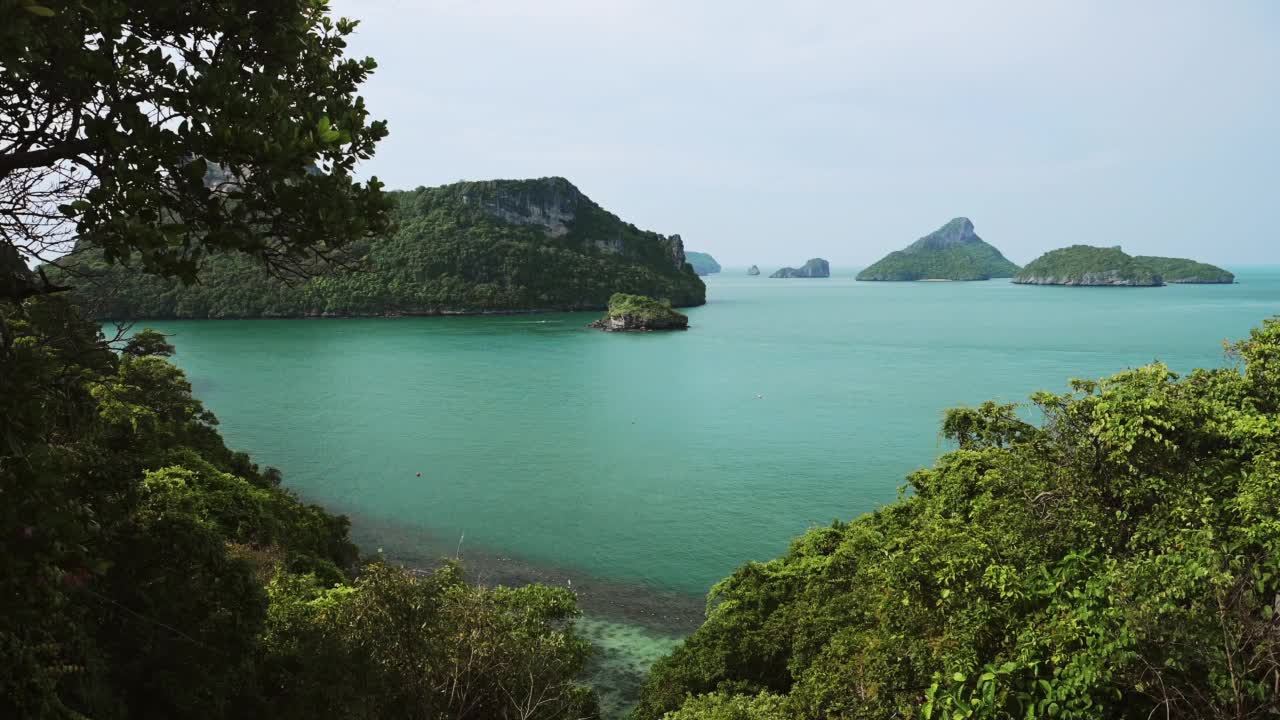 泰国岛屿风景，泰国石灰岩喀斯特景观昂通国家海洋公园，令人惊叹的美丽热带风景海景和绿松石海洋海水，东南亚视频素材