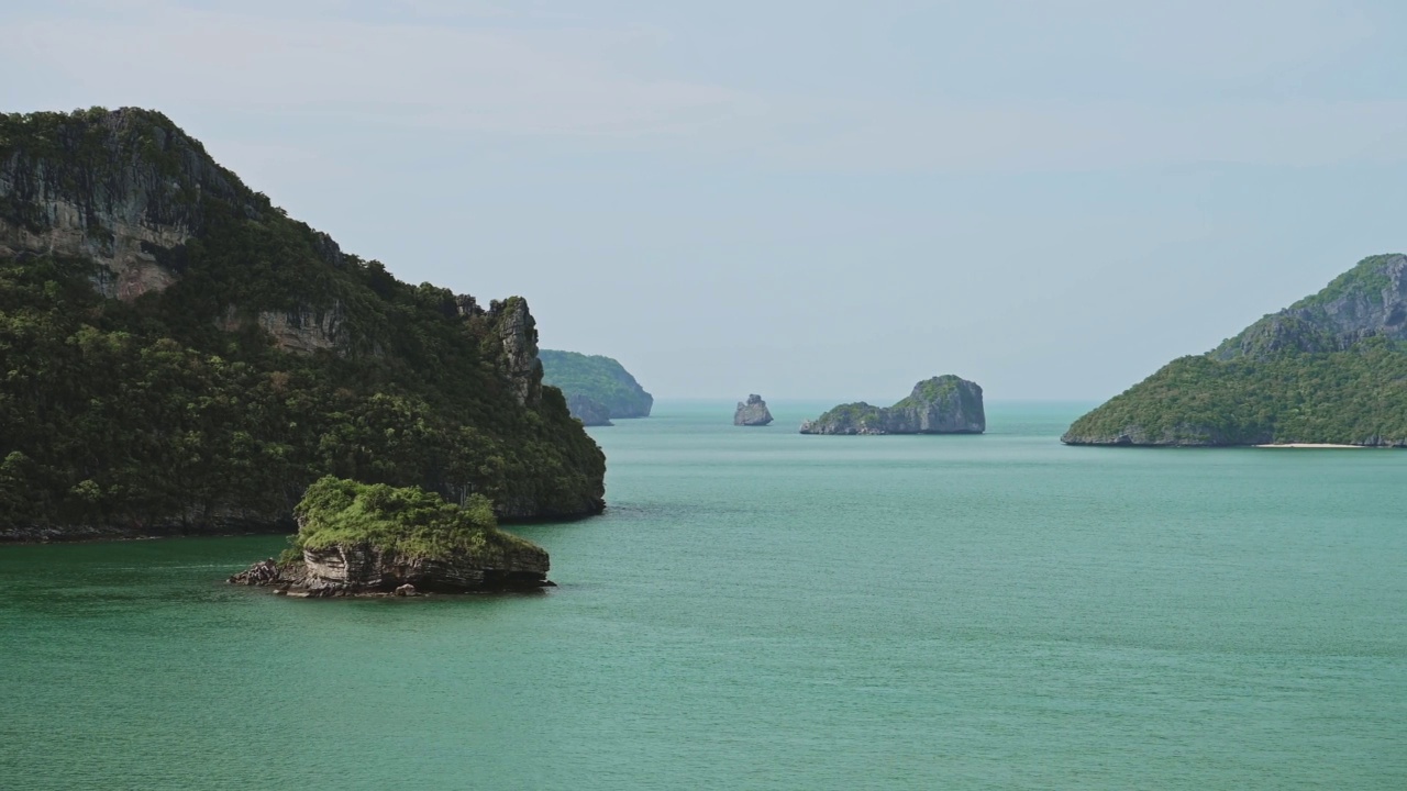 泰国岛屿风景，泰国石灰岩喀斯特景观昂通国家海洋公园，令人惊叹的美丽热带风景海景和绿松石海洋海水，东南亚视频素材