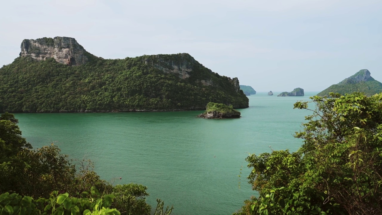 泰国岛屿风景，泰国石灰岩喀斯特景观昂通国家海洋公园，令人惊叹的美丽热带风景海景和绿松石海洋海水，东南亚视频素材