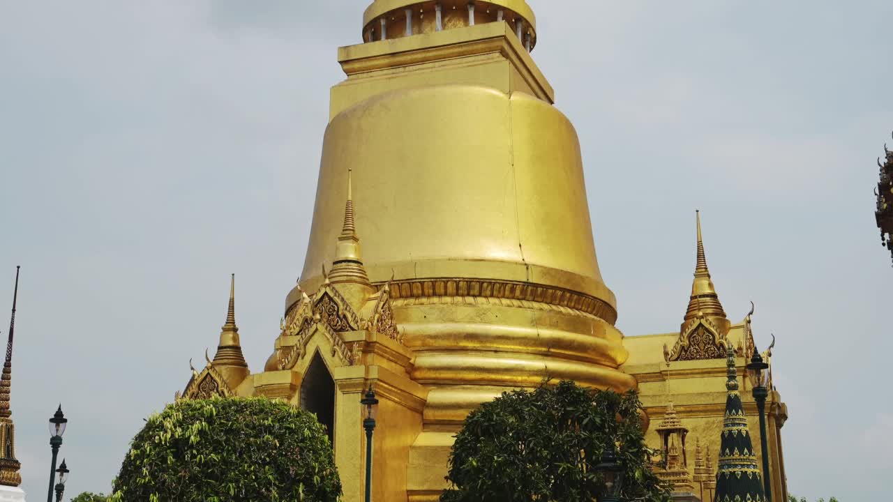 位于曼谷大皇宫寺群的金箔佛塔，泰国著名的旅游景点，东南亚美丽的装饰精美的佛教建筑视频素材