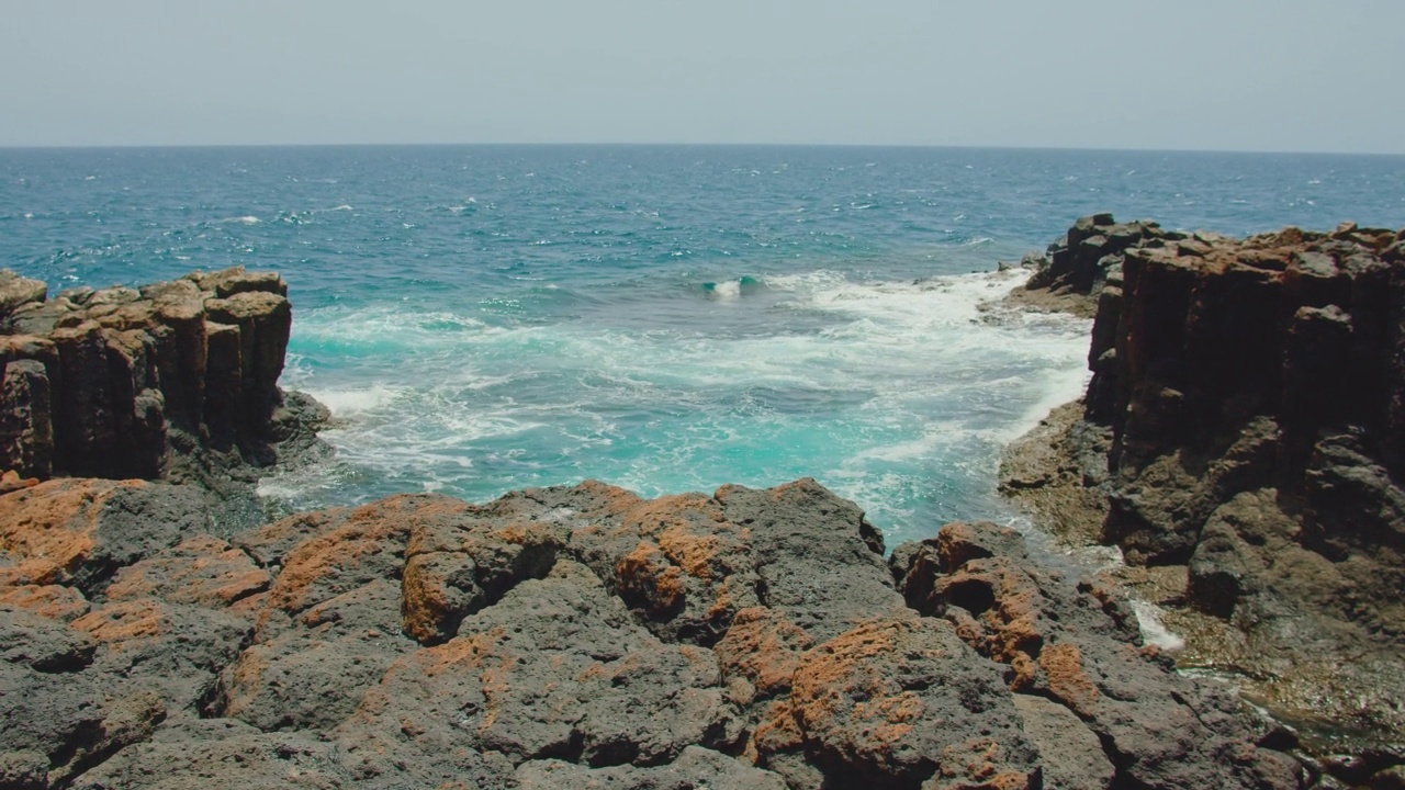 天然水海洋池沿着岩石火山海岸附近的小城市Castillo Caleta de Fuste, Corcha, Piscina Natural。富埃特文图拉，加那利群岛，西班牙。著名的旅游地方。视频素材