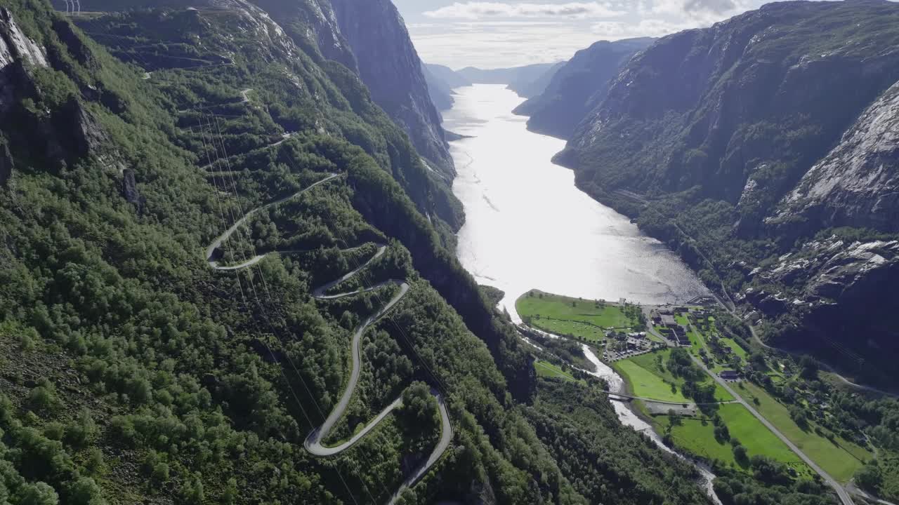 挪威高地上的Trollstigen公路鸟瞰图视频素材