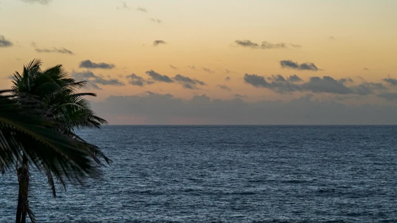 夏威夷考艾岛太平洋上美丽的橙色日出的时间流逝视频素材