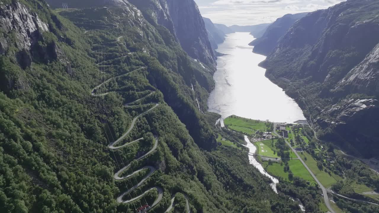 挪威高地上的Trollstigen公路鸟瞰图视频素材