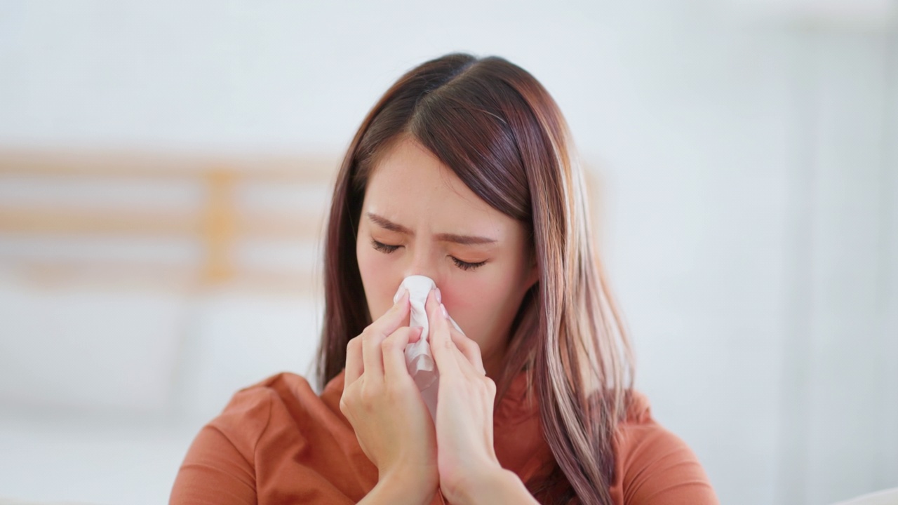 女人流鼻涕视频素材