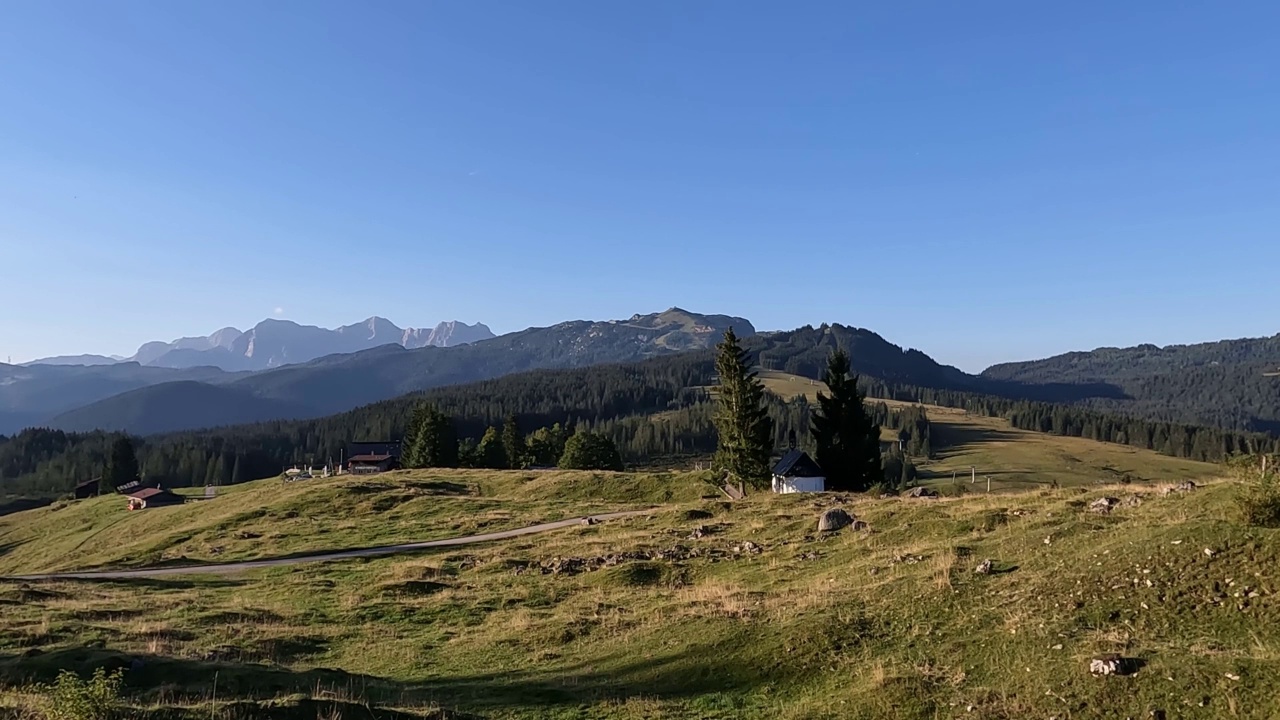 欧洲阿尔卑斯山的夏季草地和山脊视频素材