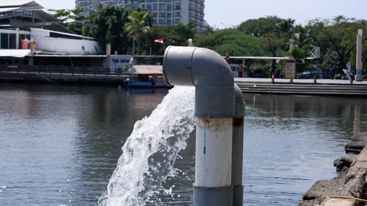 污水从水管流向大海，废水管理，水管理。视频素材