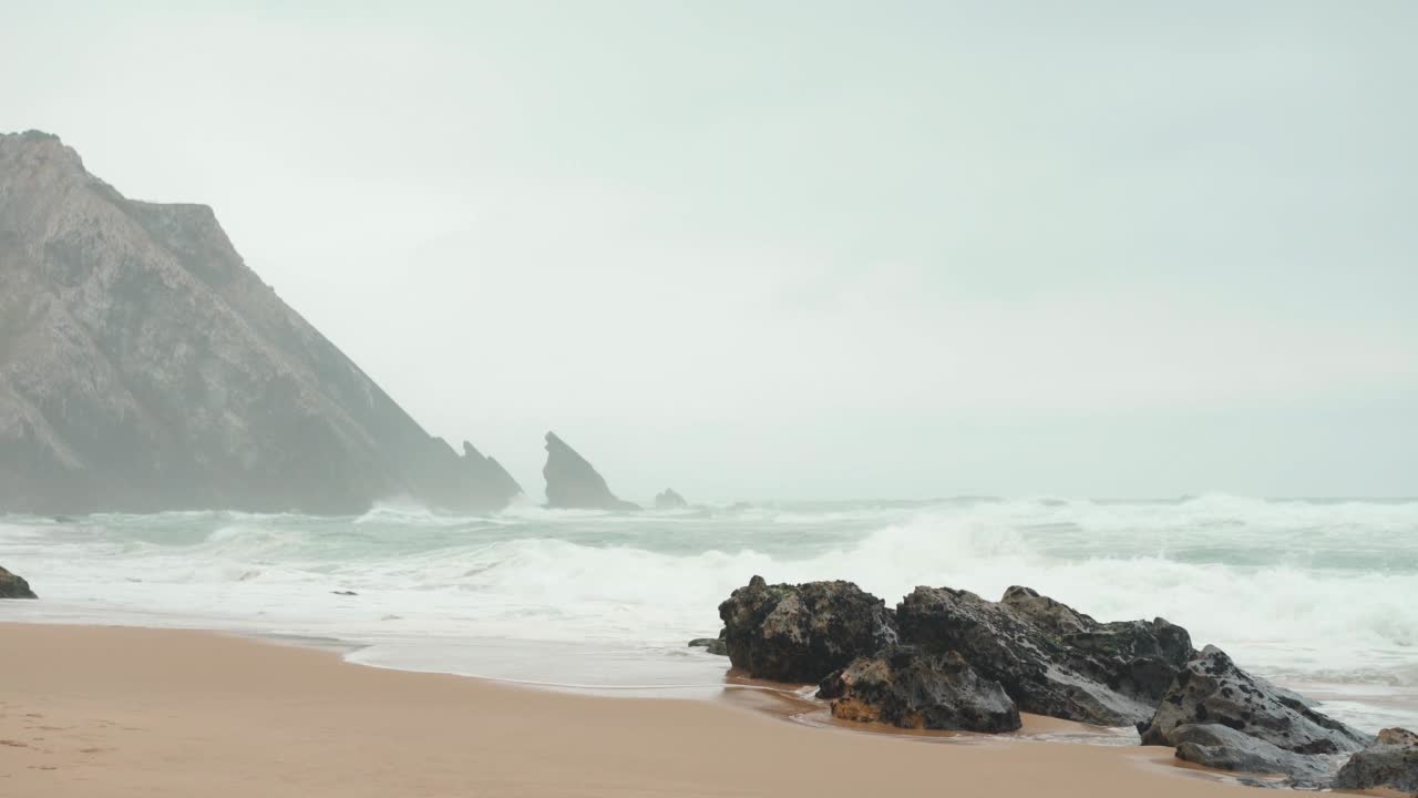 海洋狂野海滩暴风雨天气。葡萄牙辛特拉卡斯凯伊斯的普拉亚达阿德拉加沙滩，风景如画视频素材