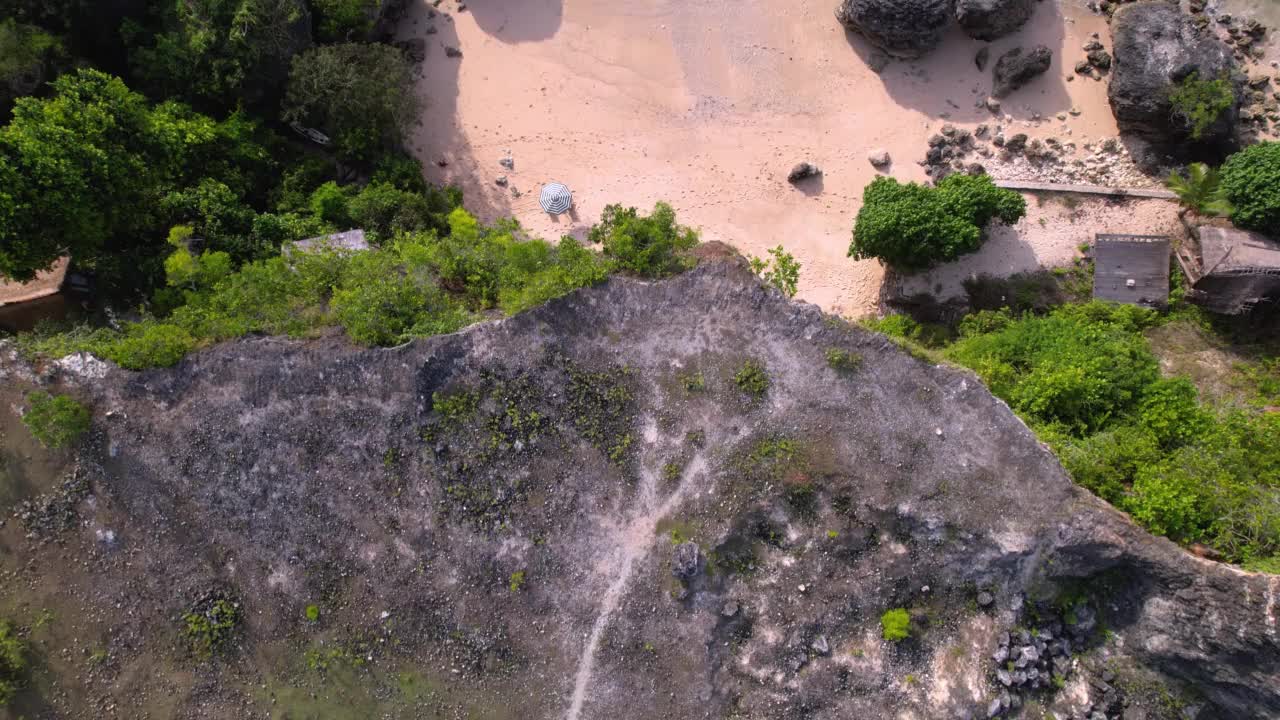 无人机拍摄的印尼巴厘岛阳光明媚的海滩视频素材