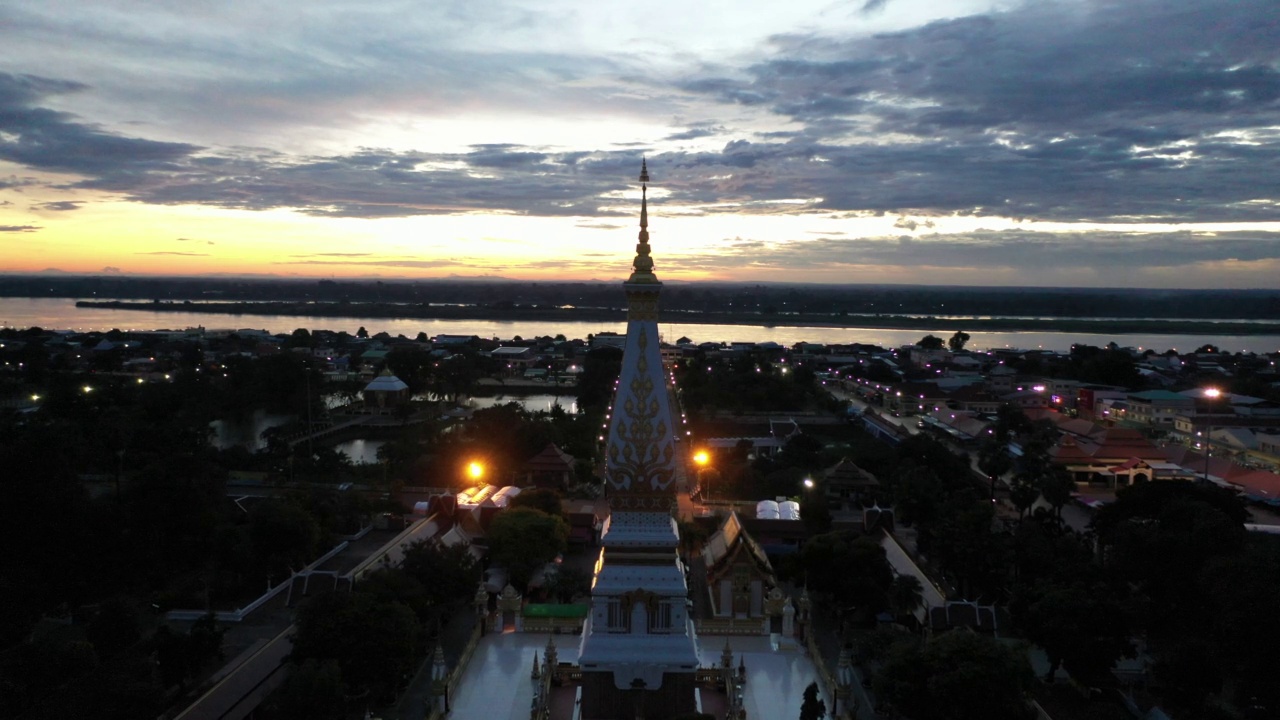 Phra That Phanom是纳空Phanom人对金塔的尊重，安置在寺庙的中心。视频素材