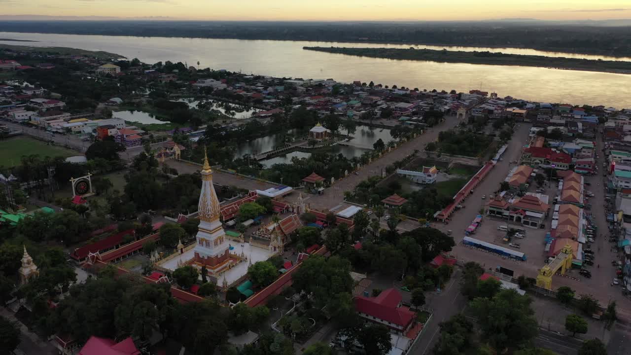 Phra That Phanom是纳空Phanom人对金塔的尊重，安置在寺庙的中心。视频素材