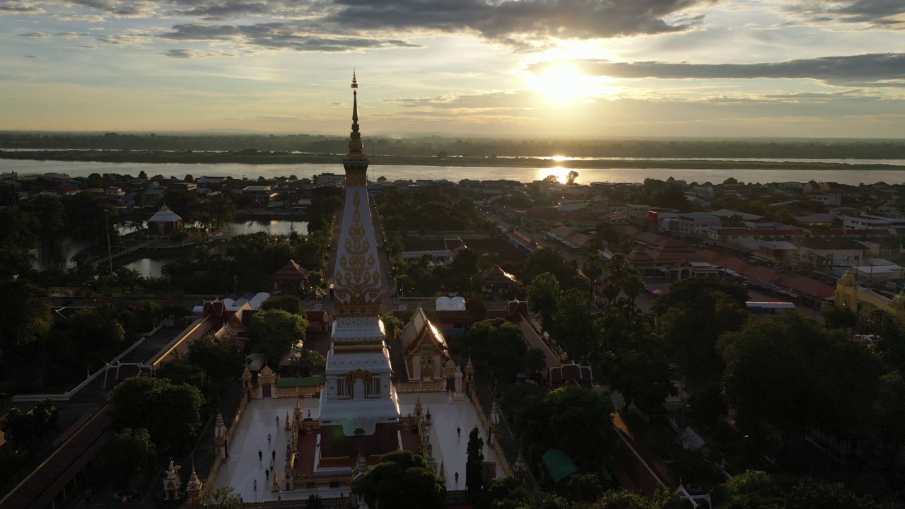 Phra That Phanom是纳空Phanom人对金塔的尊重，安置在寺庙的中心。视频素材