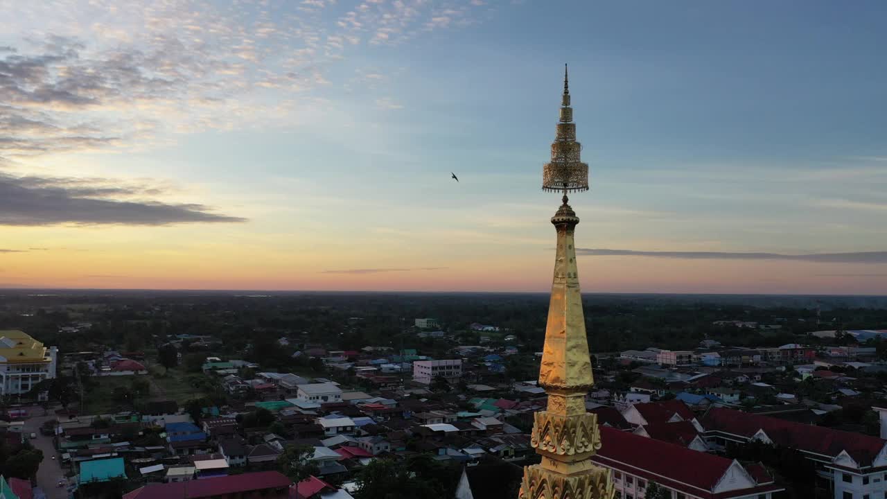 Phra That Phanom是纳空Phanom人对金塔的尊重，安置在寺庙的中心。视频素材