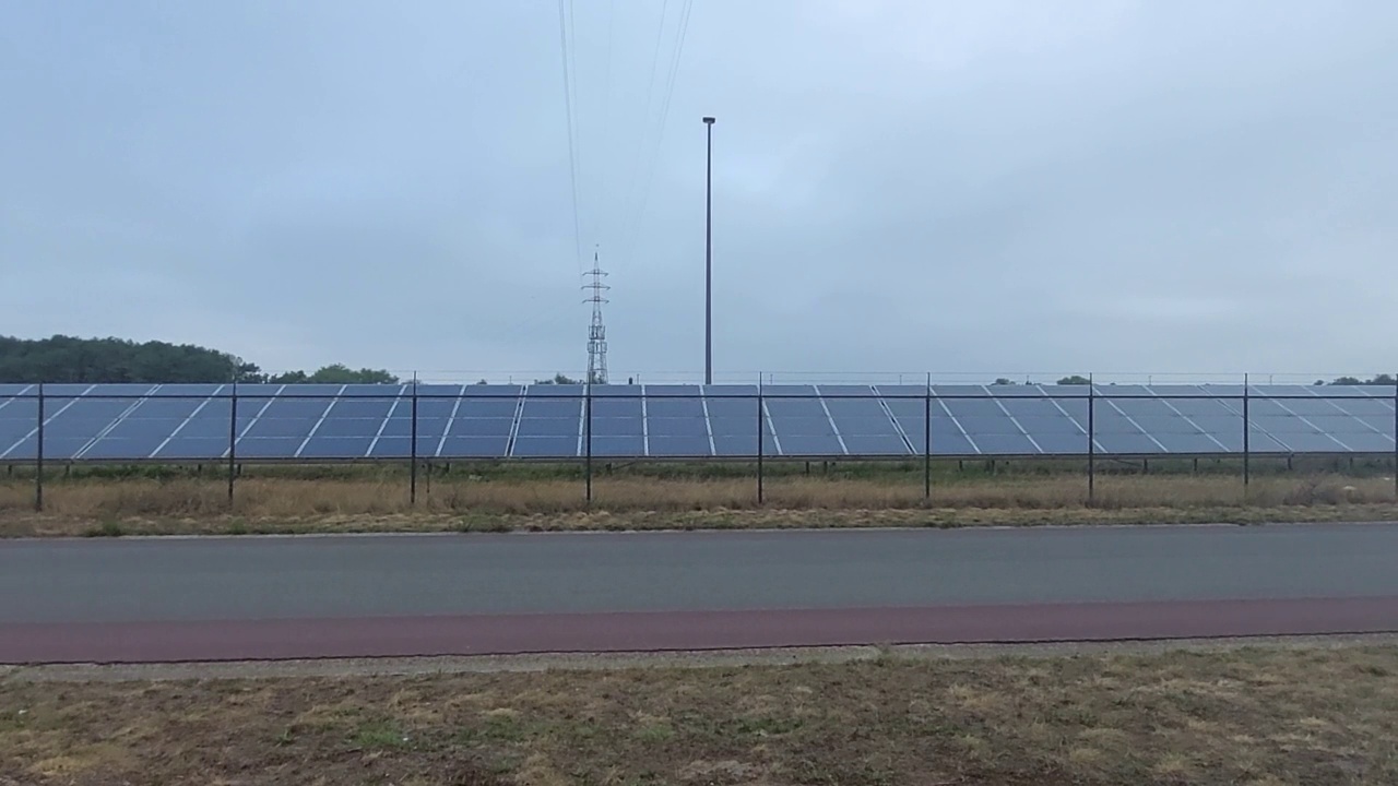 道路两旁大量安装的太阳能电池板没有太阳视频下载