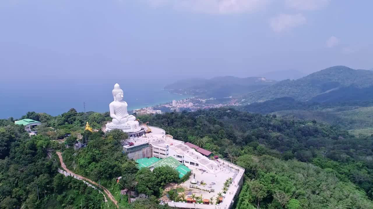 汉白玉大佛造像寺。近距离鸟瞰泰国普吉岛山顶上的大佛视频素材