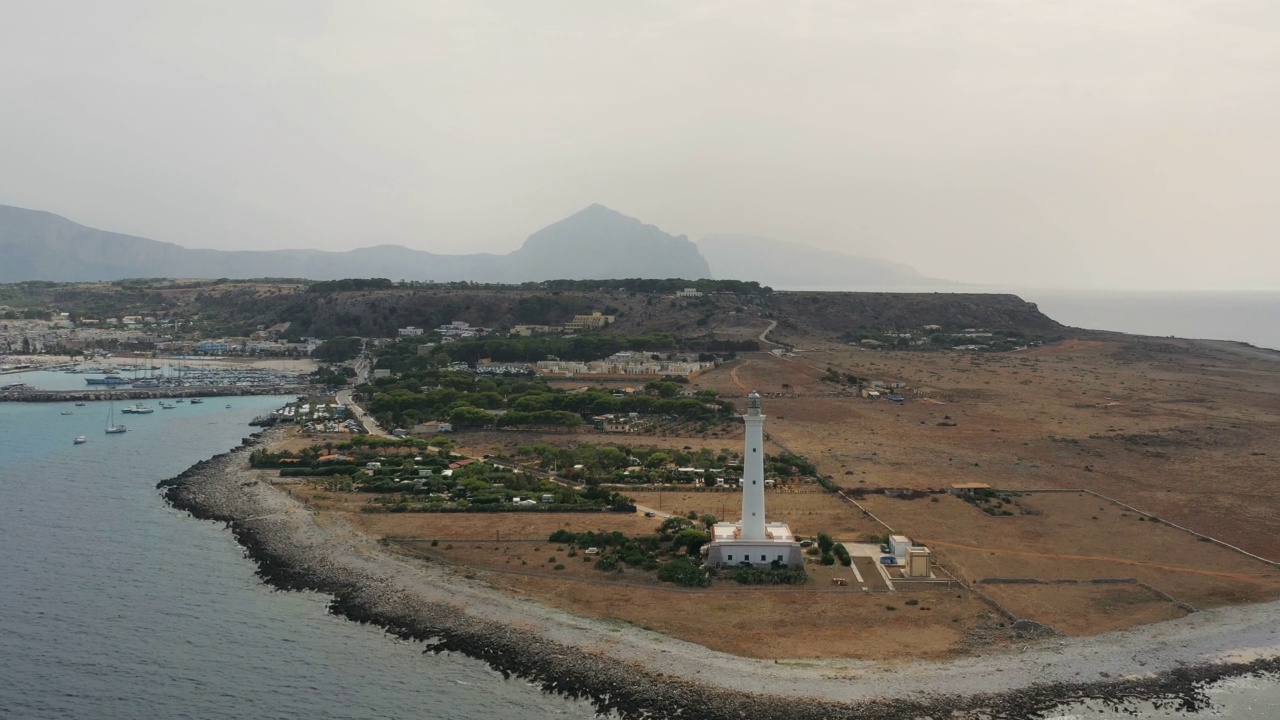 灯塔在岛上的海岸线视频素材