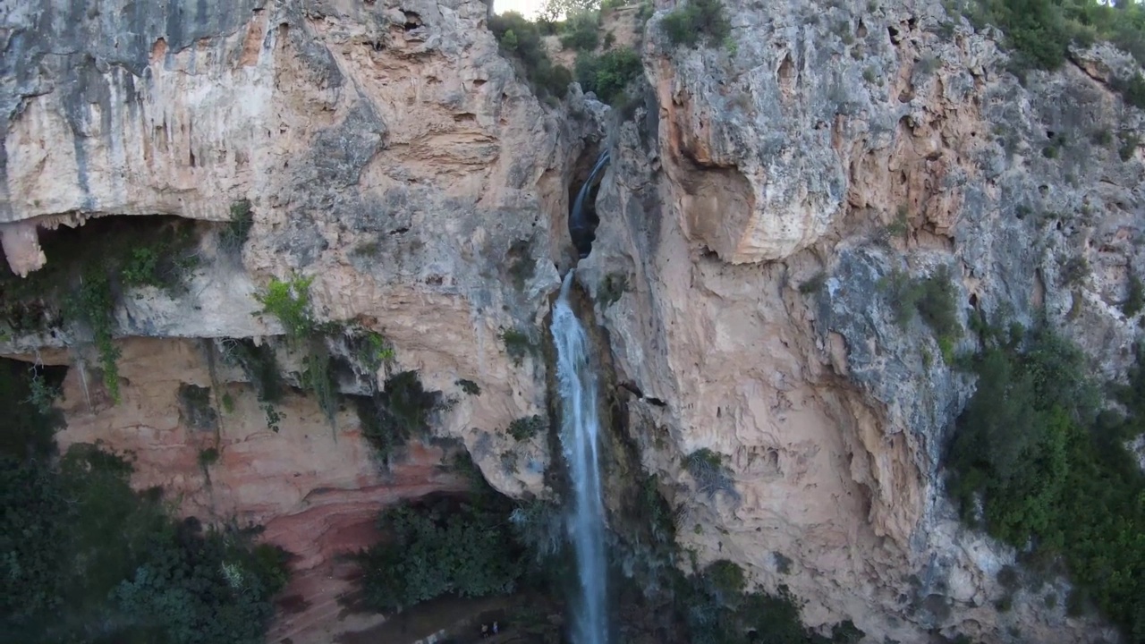 瀑布自然场景Cueva de Turche Valencia西班牙- 4K无人机摄影视频素材