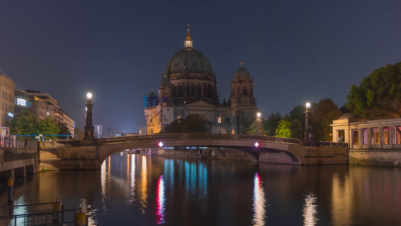 Berliner Dom Cathedral, and Spree in Berlin. 夜晚的城市。视频素材