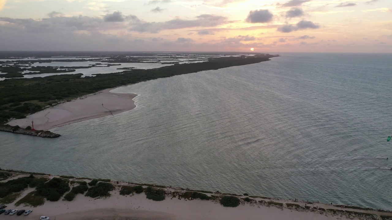 Chuburná海滩日落，尤卡坦半岛风筝冲浪视频素材