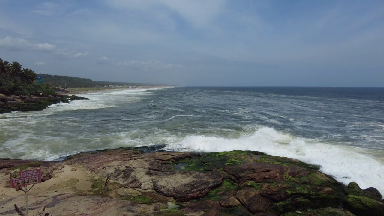 喀拉拉邦Thiruvananthapuram, Aazhimala悬崖，海浪拍打着岩石视频素材