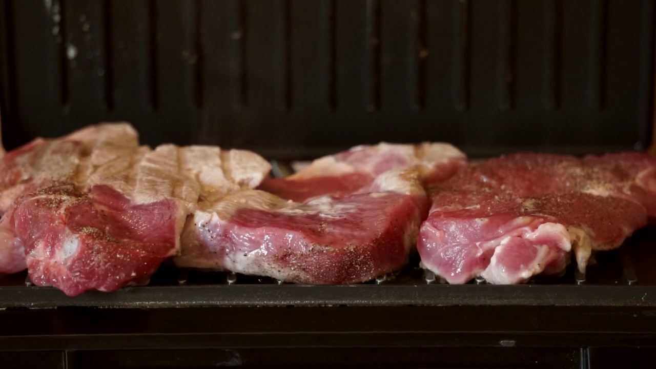 用电烤炉烤制的肉视频下载