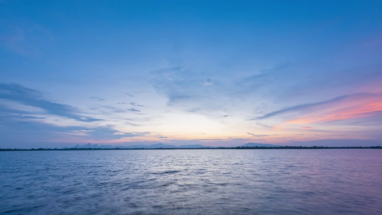 日落后的天空，河边的云，时间流逝，自然背景视频素材