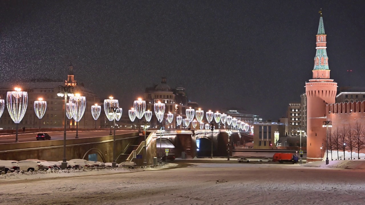 莫斯科红场上的暴风雪，可以看到克里姆林宫和圣诞装饰。视频下载