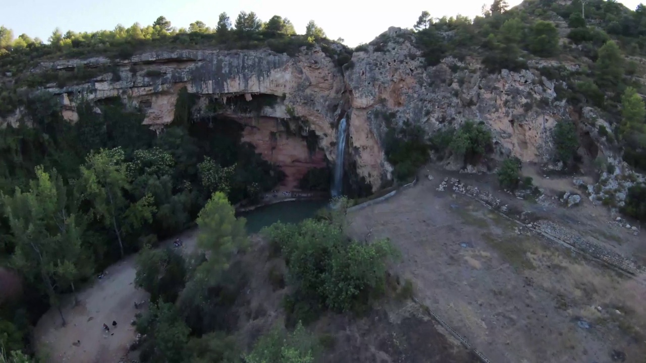 瀑布自然场景Cueva de Turche Valencia西班牙- 4K无人机2022年4月20日视频素材