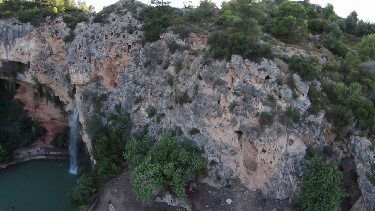 瀑布自然场景Cueva de Turche Valencia西班牙- 4K无人机2022年4月20日视频素材