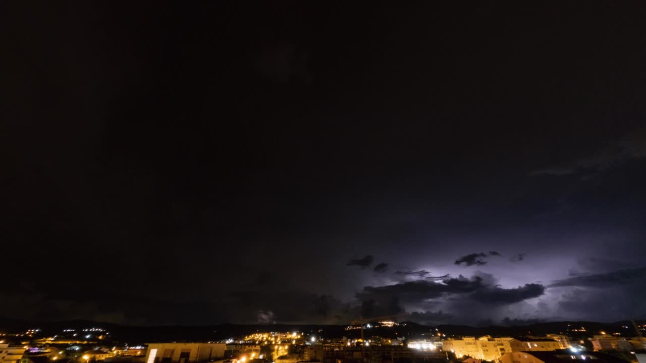 在时间流逝的夜晚，云层中有雷雨视频素材