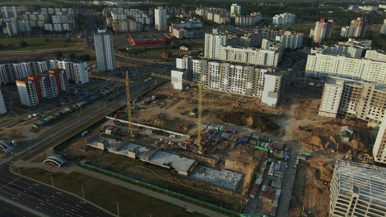 新城市街区的建筑工地。多层建筑的建造。建筑工地上的黎明。航空摄影视频素材