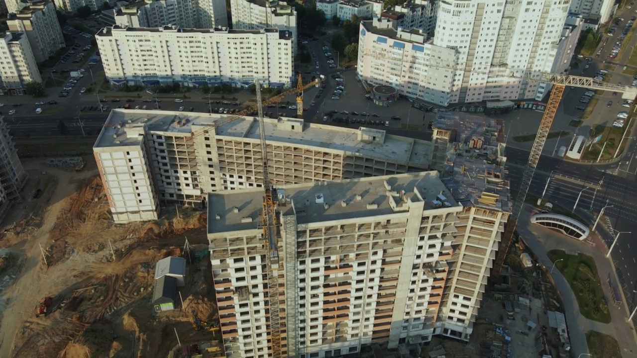 新城市街区的建筑工地。多层建筑的建造。建筑工地上的黎明。航空摄影。视频素材