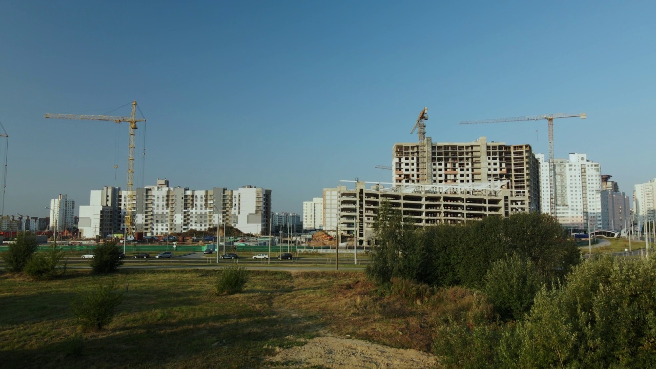 新城市街区的建筑工地。多层建筑的建造。建筑工地上的黎明。航空摄影。无人机着陆。视频素材