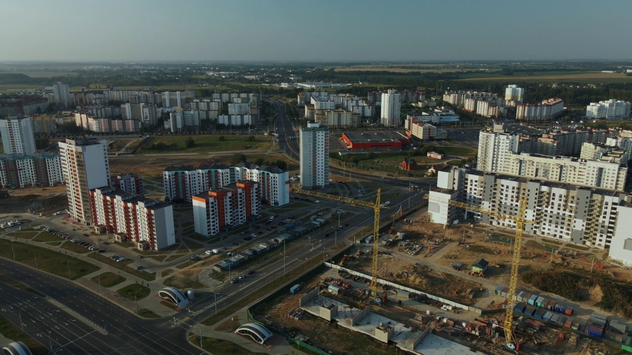 新城市街区的建筑工地。多层建筑的建造。建筑工地上的黎明。航空摄影。飞行的侧面视频素材