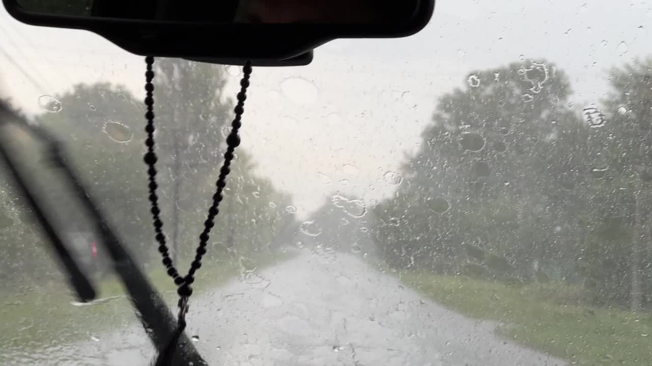 在大雨中透过汽车的挡风玻璃看。视频素材