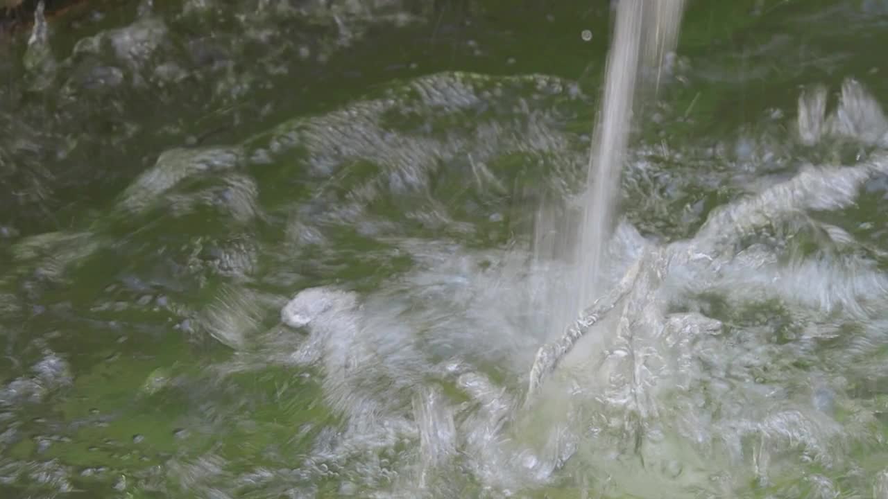 夏天喷泉里流淌的水。气候变化的概念视频素材