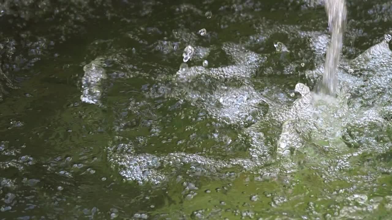 夏天喷泉里流淌的水。气候变化的概念视频素材