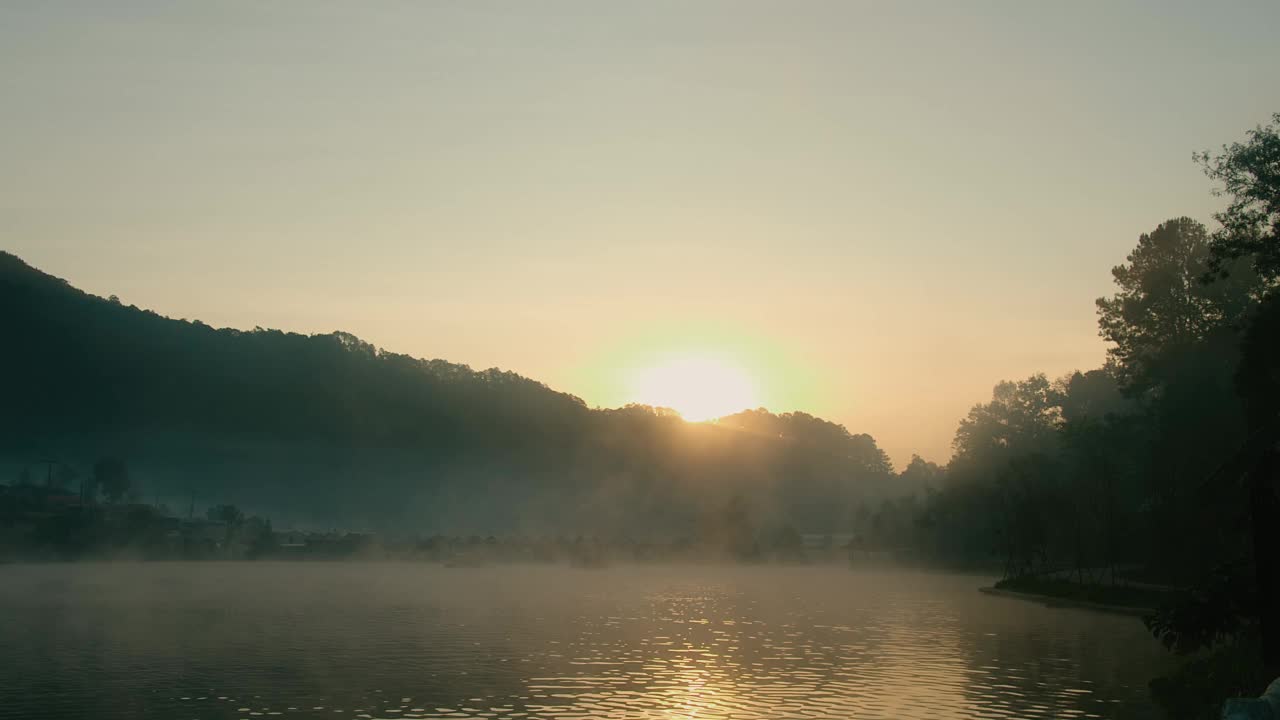 时光流逝美丽的风景自然湖与雾雾水面日出早晨与中国风格的船在班拉泰村，享受假期度假旅游旅游泰国乡村视频素材