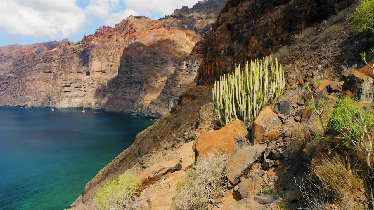 特内里费有崎岖的道路和美丽的海景。沿着洛斯·吉甘特陡峭悬崖边缘的一条危险狭窄的小路。通往地下隧道的惊人生命威胁路线。大自然。视频素材