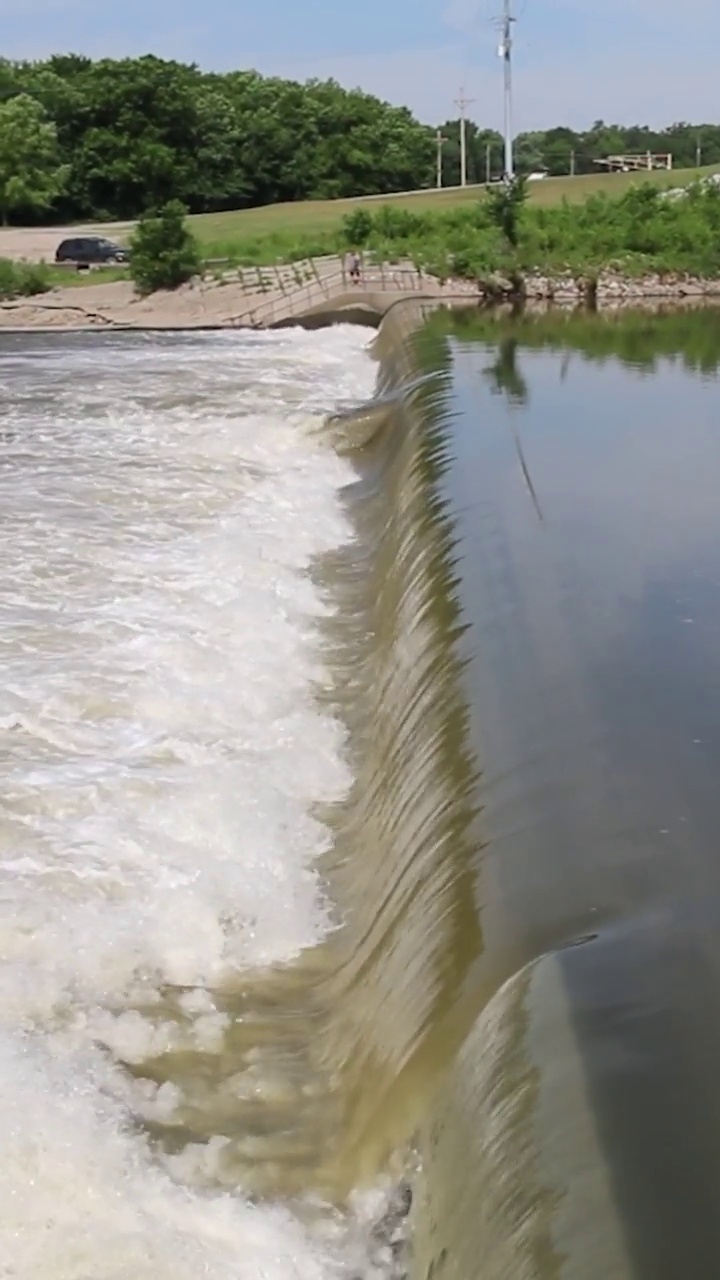 垂直堰水河流溢流瀑布激流灌溉洪水泛滥冲江边溢出泄洪道坝视频素材