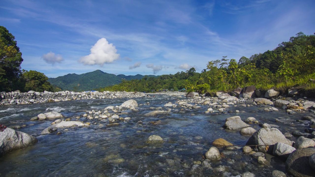 时间推移移动云和河流在Kota Belud，沙巴。视频素材