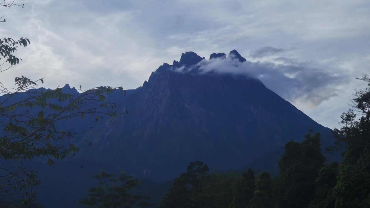 4K特写基纳巴卢山的时间推移与戏剧性的云运动。视频素材