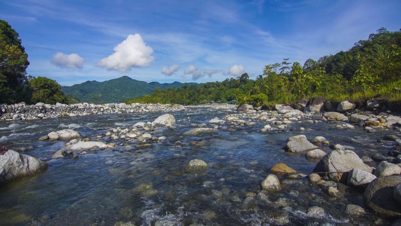 时间推移移动云和河流在Kota Belud，沙巴。向下倾斜的影响视频素材