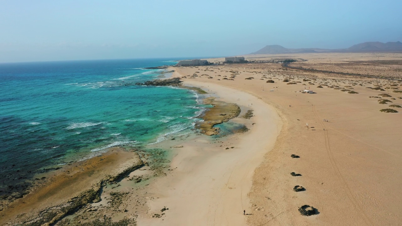 大盐湖Corralejo。美丽的蓝绿色海水和白色的沙滩。透明波。旅游胜地。旅游目的地。大海滩国家公园，富埃特文图拉，加那利群岛鸟瞰图。视频素材