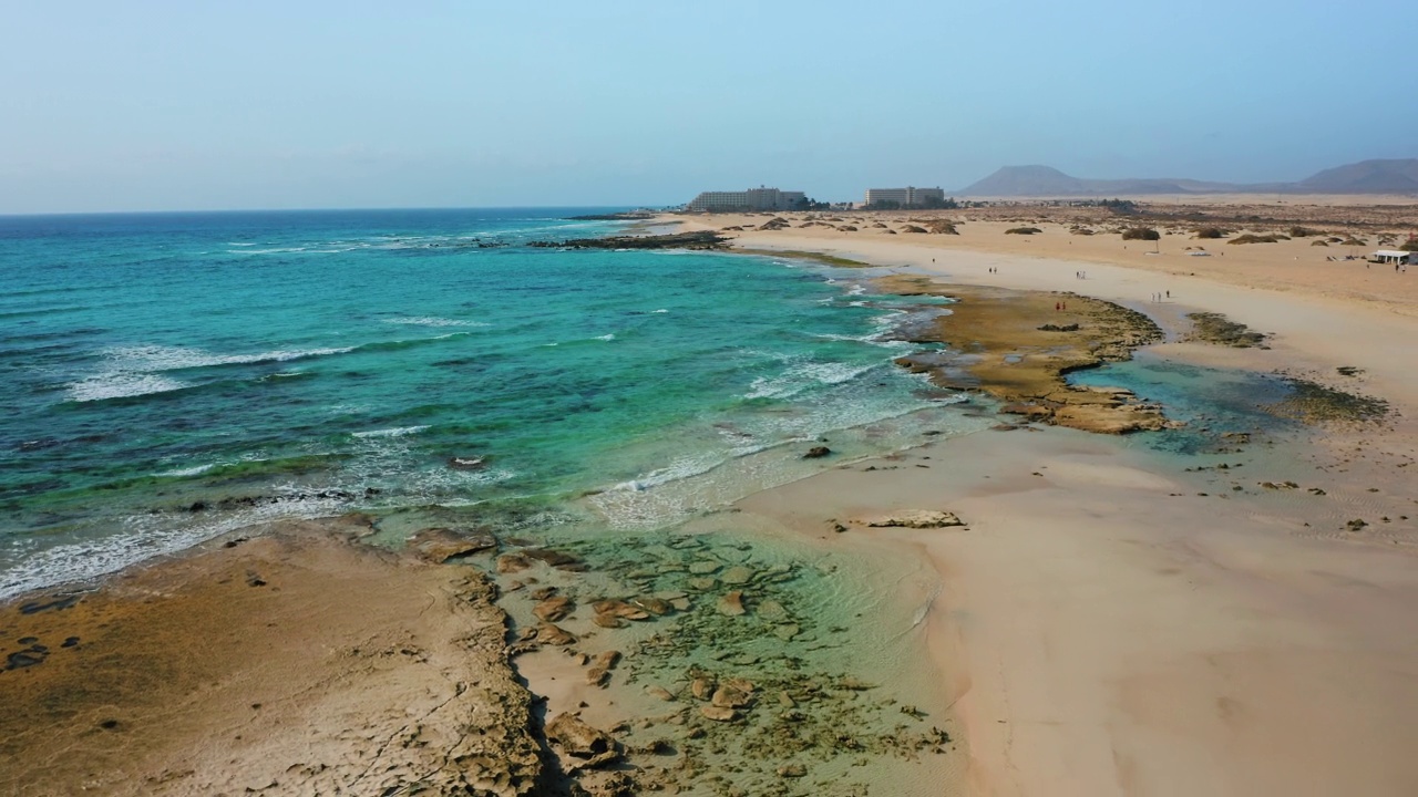 加那利群岛，富埃特文图拉岛，科拉雷霍大海滩国家公园鸟瞰图。Corralejo。大盐湖Corralejo。美丽的绿松石水和白沙。旅游胜地。旅游目的地。视频素材