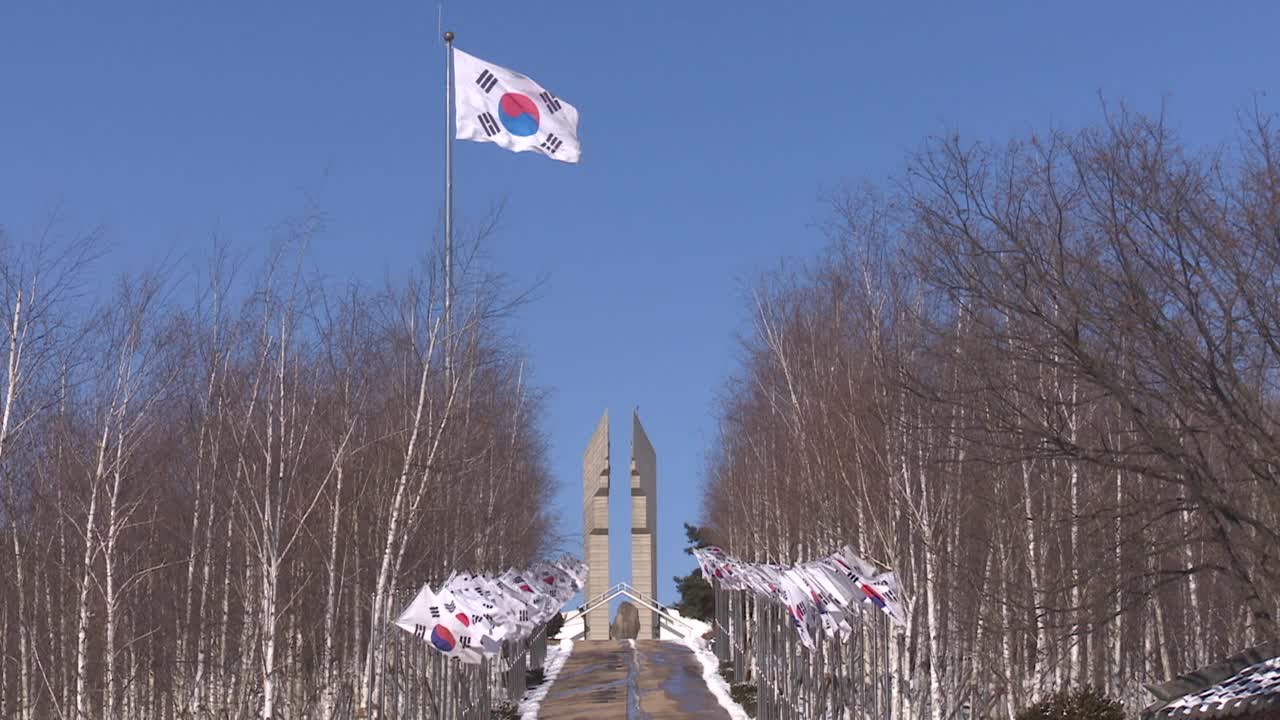 韩国江原道铁原郡的白马山和太极旗视频素材