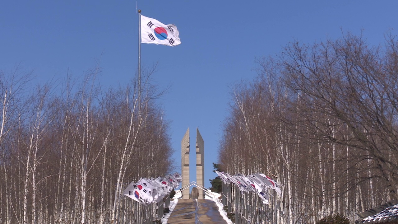 韩国江原道铁原郡的白马山和太极旗视频素材